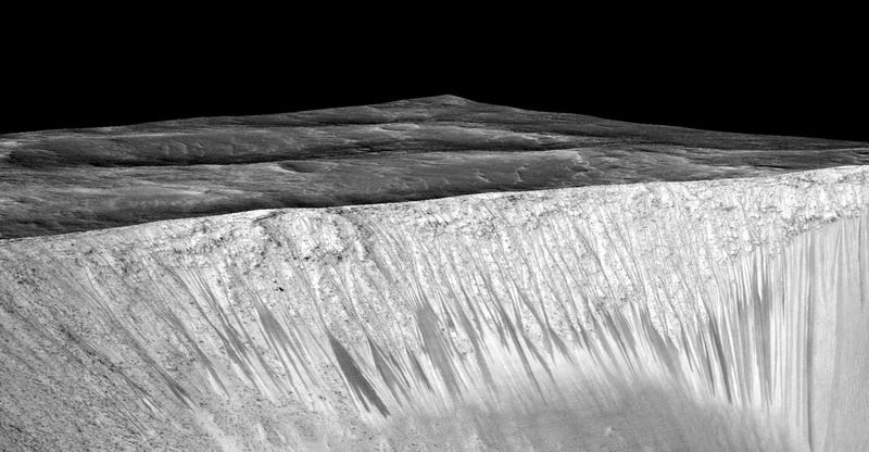 Scurgeri de apa pe Marte. Poza este luata din articolul de pe Hotnews, deja citat.